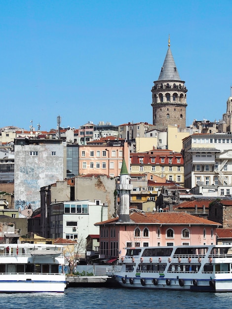 Galata-toren, de beroemde bezienswaardigheid met verschillende turkse gebouwen rond de bosporus-straat van de stad istanbul.