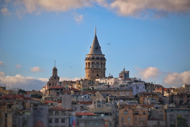 Galata toren tegen de lucht in de stad