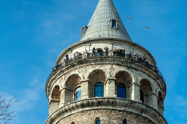 Foto la torre di galata e l'antico faro che si affaccia su istanbul, turchia