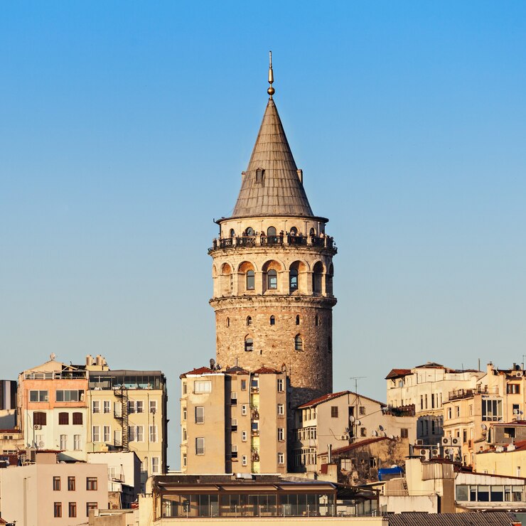 Photo the galata tower (galata kulesih) called christea turris by the genoese is a medieval stone tower in istanbul, turkey