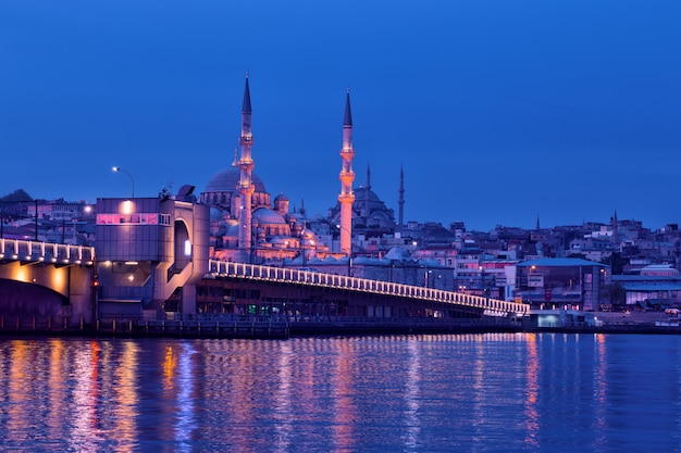 Galatabrug en Yeni Cami-moskee in Istanboel bij nacht