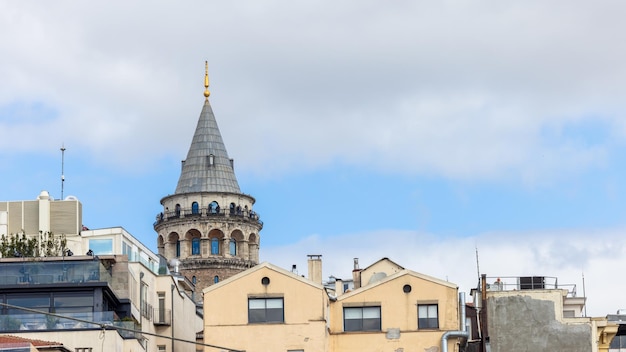 Galatatoren in Istanbul Mooie bezienswaardigheid Beyoglu district oude huizen met Galatatoren Turkije Stadsgezicht van Istanbul in Turkije met Galatatoren Istanbul Turkiye