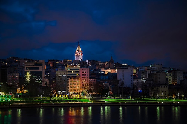 Galatatoren tijdens schemering met uitzicht op de stad vanaf de Gouden Hoorn Istanbul