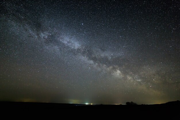 Foto galassia via lattea nel cielo notturno con stelle luminose. astrofotografia dello spazio esterno.