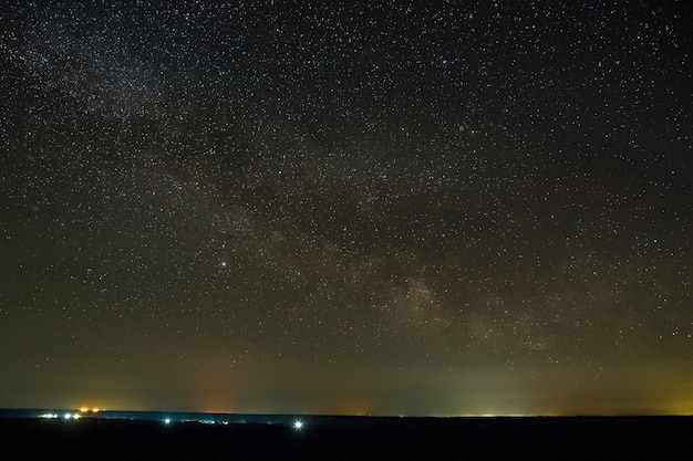 Галактика Млечный Путь в ночном небе со звездами. Космос над земной поверхностью. Длительное воздействие.