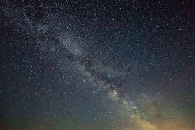 Галактика Млечный Путь в ночном небе со звездами.