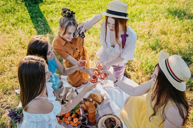 Galentines day pigiama party estivo picnic party idee incontro all'aperto con amiche giovani donne