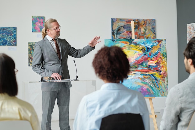 Galeriehouder presenteert de moderne kunst