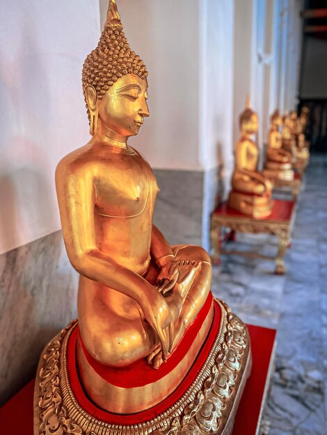 Galerij met oude vaten van de zittende Boeddha in de boeddhistische tempel Wat Arun Bangkok Thailand