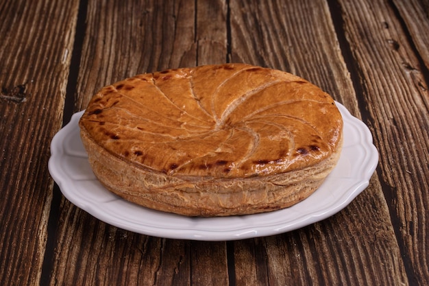 Galette des rois op een houten tafel