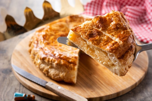 Galette des rois sulla tavola di legno. torta dell'epifania tradizionale in francia