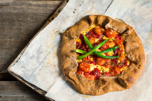 갈레트, 토마토, 후추, 시금치, 죽은 태아, 치즈, 두부 채식 반죽. 파이 열기, 공정 o