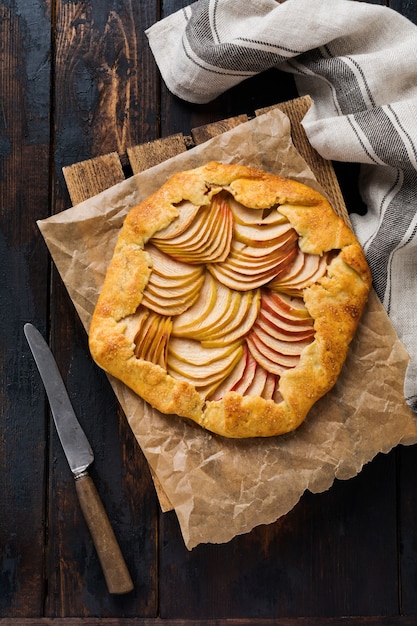 Galette van appel, taart, cake met honing en rietsuiker op een houten oppervlak. Kopieer ruimte. Bovenaanzicht.