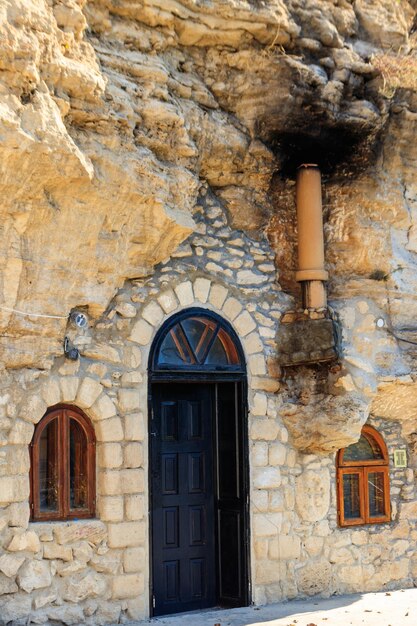 ウクライナ、チェルニウツィー地方のハリツヤ村のドニエストル川のほとりにあるガリシアの洞窟聖ニコラス修道院