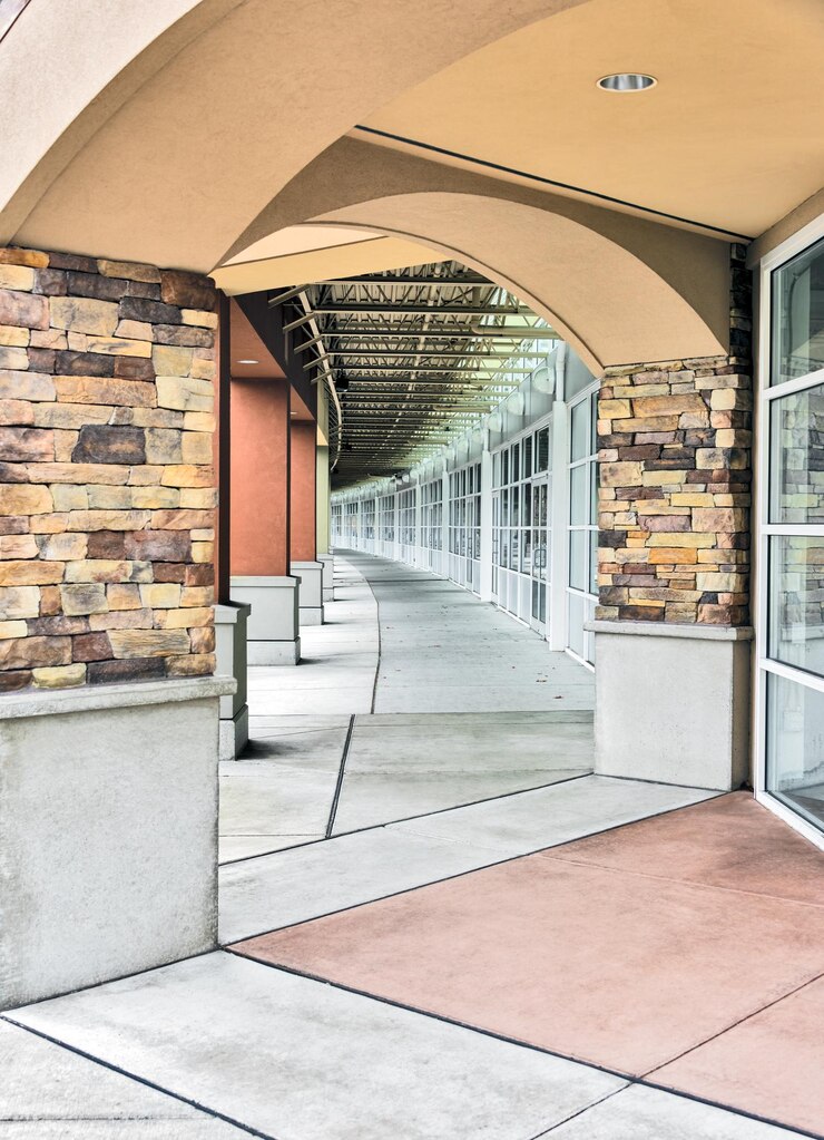 A gallery of boutiques on a shopping plaza in washington state usa