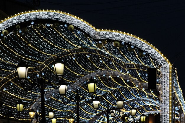 夜遅くのクリスマスライトと街灯のギャラリー