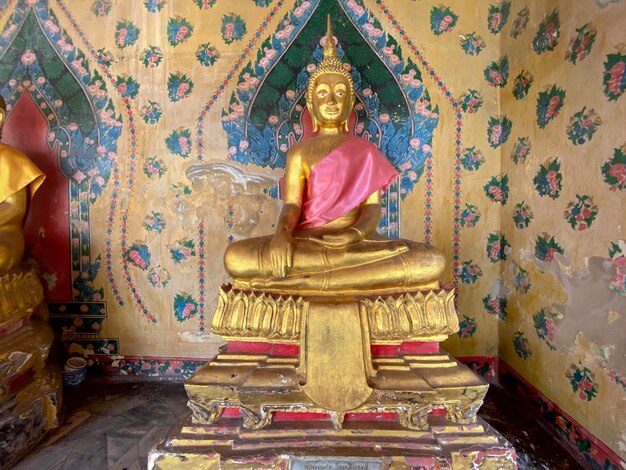 Галерея со старыми сосудами сидящего Будды в буддийском храме Ват Арун Бангкок Таиланд