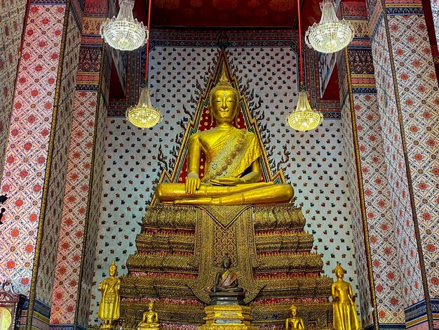 불교 사원 왓 아룬 방콕 태국에 앉아 부처님의 오래 된 선박 갤러리