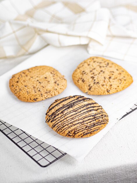 GALLETAS EN MESA CON LUZ CHOCOLATE PEPITAS RECIN HORNEADAS (Galleta's en tafel met loze chocolade)