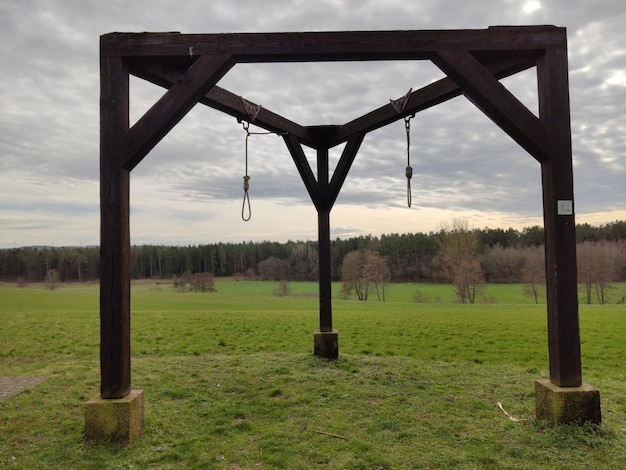 Photo gallows view on field against sky