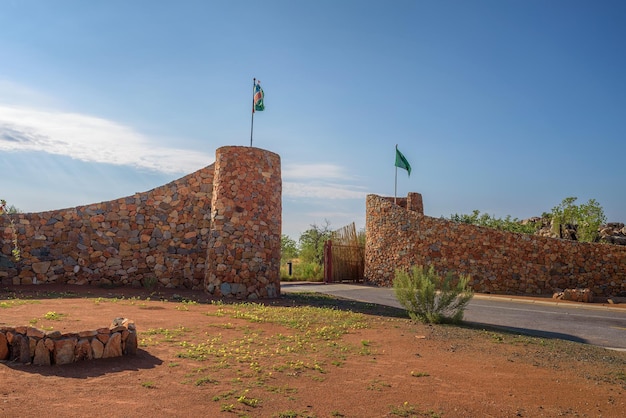 Foto galton gate al parco nazionale di etosha in namibia in sud africa