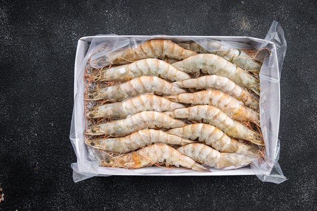 gamba's rauw ingevroren in ijs grote garnalen zeevruchten garnaal maaltijd eten snack pescatarian dieet op tafel