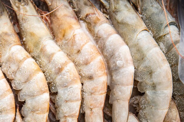 gamba's rauw ingevroren in ijs grote garnalen zeevruchten garnaal maaltijd eten snack pescatarian dieet op tafel