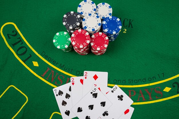 Gamble poker concept speelkaarten chips en dollars liggen verspreid over de nieuwe pokertafel