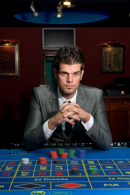 Foto giocatore d'azzardo ai tavoli del casinò