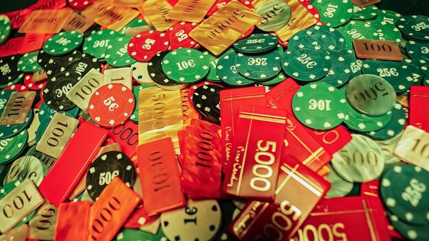 Фото Азартные покерные фишки разбросаны по концепции игровой зависимости зеленого покерного стола' data-old-src='https://freepik.cdnpk.net/img/1px.png' data-src='https://img.freepik.com/premium-photo/gambling-poker-chips-scattered-on-a-green-poker-table-gaming-addiction-concept_466739-8895.jpg?size=626&ext=jpg