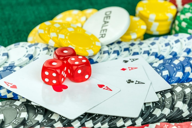 ギャンブルの赤いサイコロ ポーカー カードとコインの写真