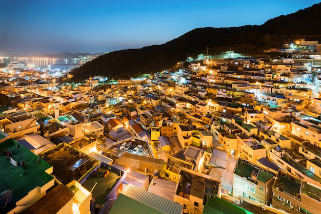 韓国釜山の夜の甘川文化村