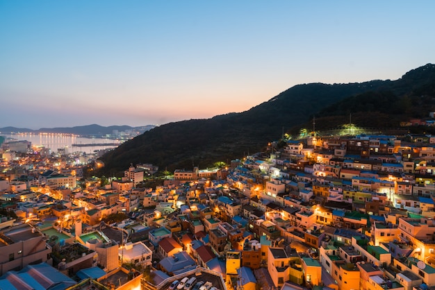 Gamcheon cultuurdorp 's nachts in busan, zuid-korea.