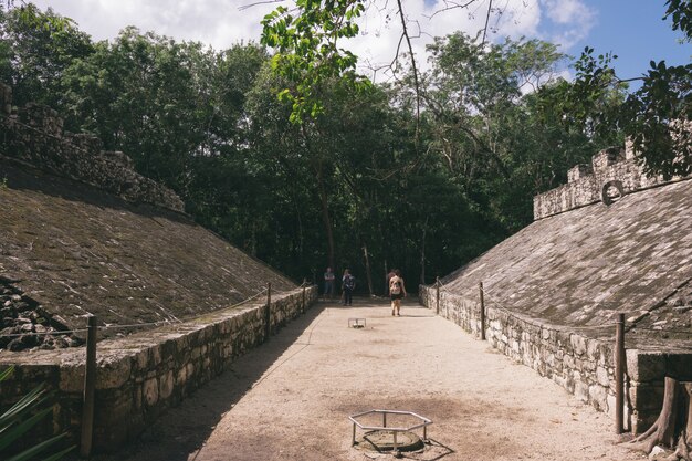 Photo a game ball of mayas in the city of coba