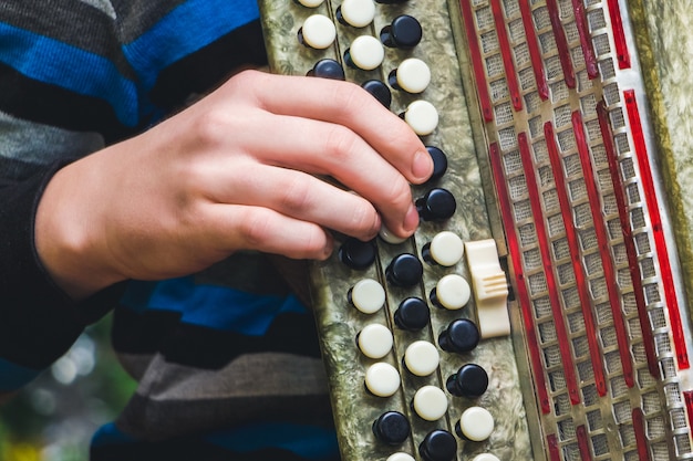 Foto gioco di bayan, primo piano della mano e delle chiavi