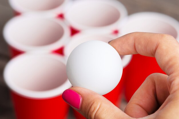 Game Beer Pong op houten tafel