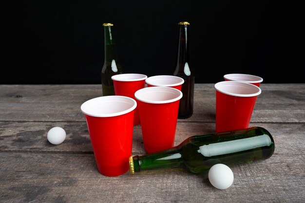 Game Beer Pong op houten tafel