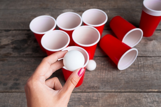 Game beer pong op houten tafel