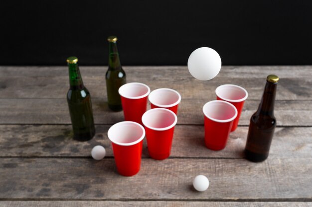 Game Beer Pong op houten tafel