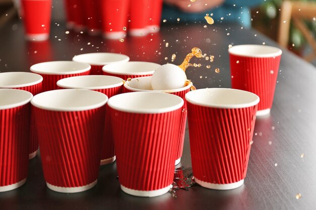 Foto gioco beer pong sul tavolo di legno