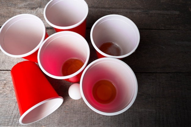 Photo game beer pong on wooden table