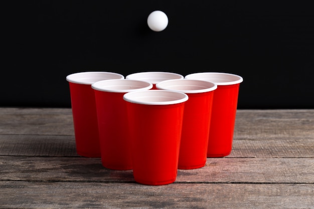 Foto gioco beer pong sul tavolo di legno