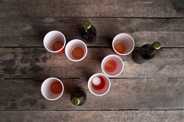 Gioco beer pong sul tavolo di legno