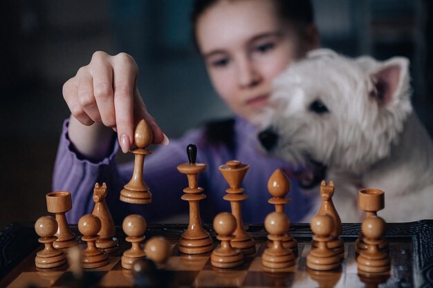 チェスのゲーム女の子は彼女の手にポーンを持っています暗い色の暗いドラマチックな写真のスタイル