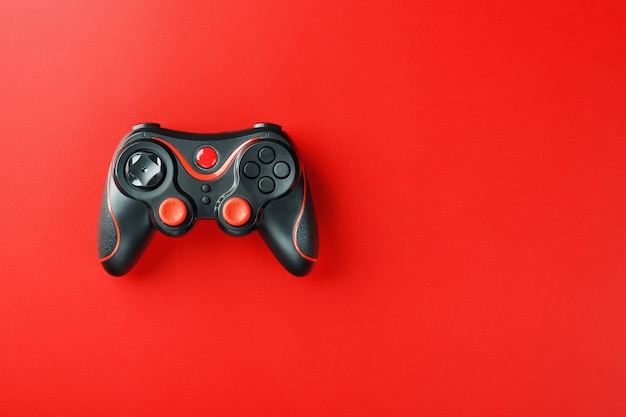 Controller controller di gioco su superficie rossa