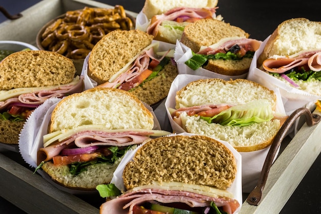 Game day voetbal feesttafel met sub sandwich en snacks.