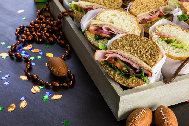 Game day voetbal feesttafel met sub sandwich en snacks.