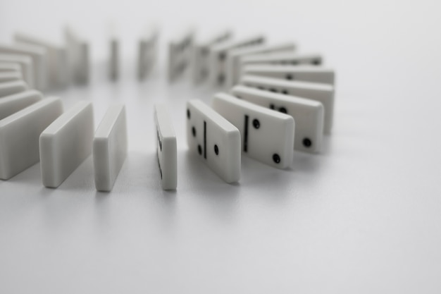 Gioco di domino su sfondo bianco