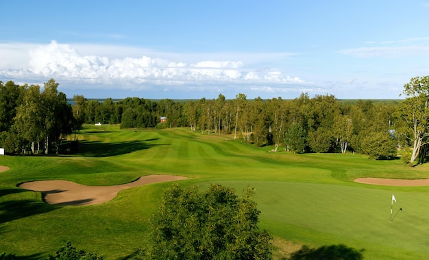 концепция игры, развлечений, спорта и отдыха - природный ландшафт с видом на поле для гольфа или поле для гольфа