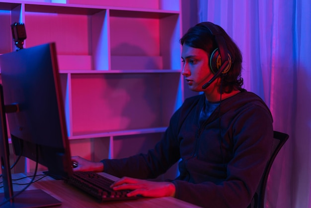 게임 스트림 개념 남성 스트리머는 헤드셋을 착용하여 소셜 미디어에서 스트리밍하기 위해 온라인으로 게임을 합니다.